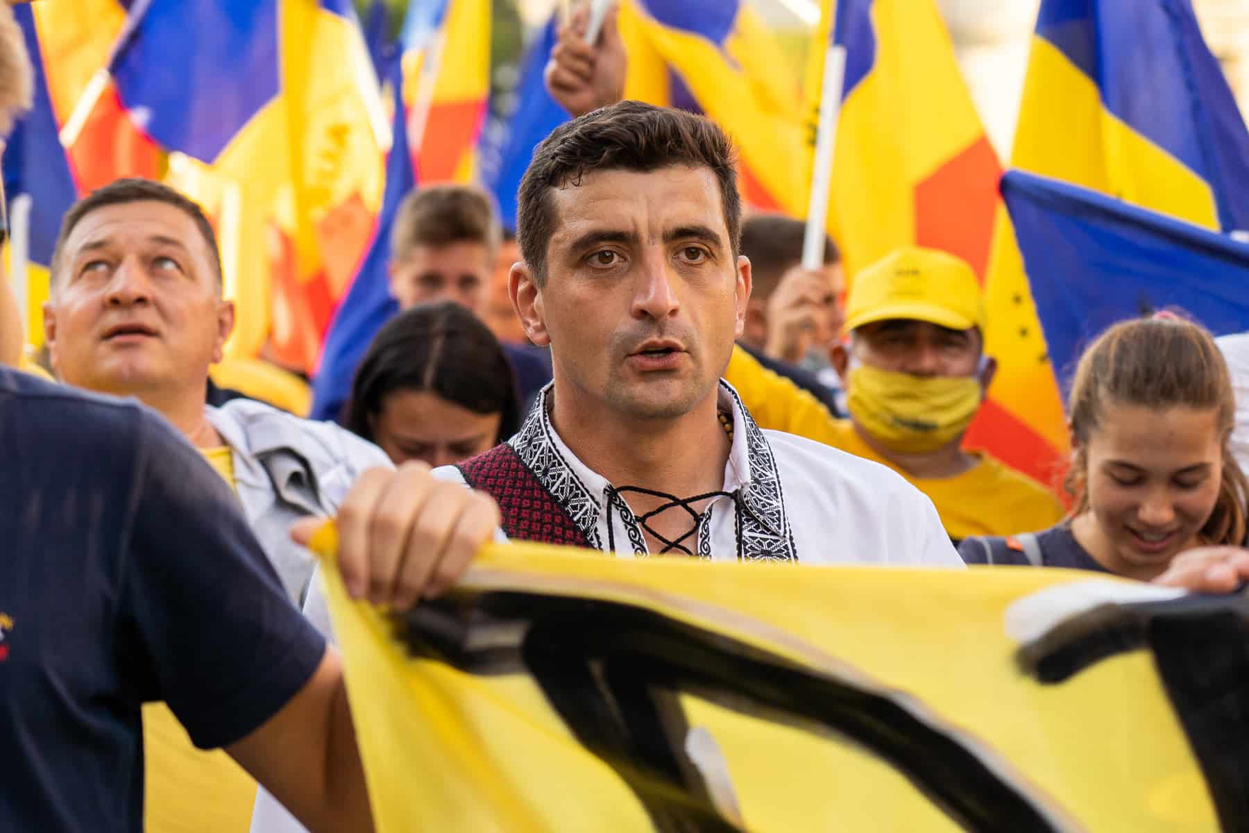 GEORGE SIMION: „NU VOM LĂSA NICIO INSTITUȚIE ȘI NICIUN GUVERN SĂ NE FURE SĂRBĂTORILE NAȚIONALE, PE CELE CREȘTINE, SĂ NE INTERZICĂ AFACERILE ȘI SĂ NE ÎNCHIDĂ PIEȚELE”