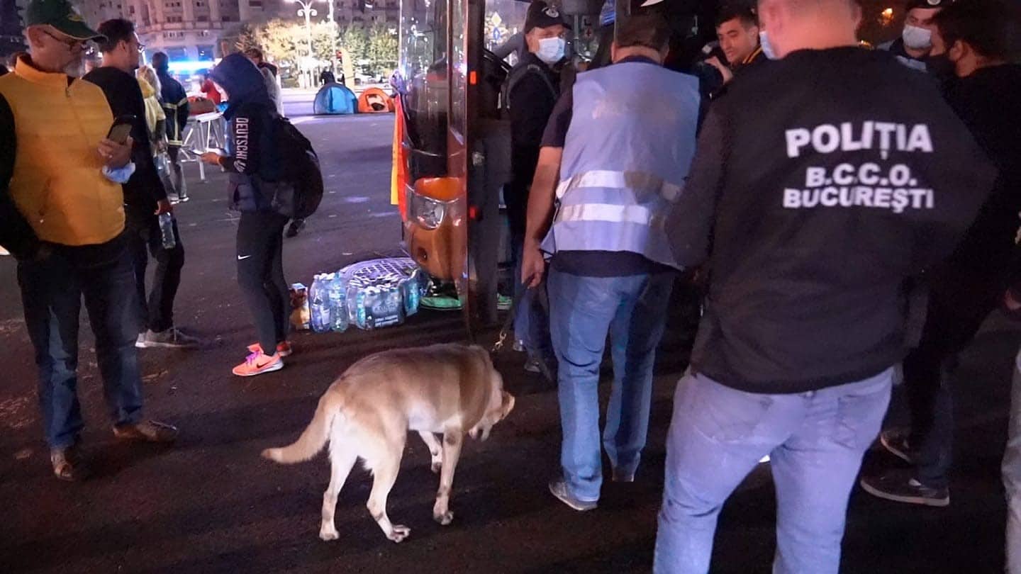 ULTIMELE DETALII DESPRE DESCINDEREA INTIMIDANTĂ ȘI LIPSITĂ DE ARGUMENTE A POLIȚIȘTILOR ÎN PIAȚA VICTORIEI, PRINTRE PROTESTATARII PAȘNICI