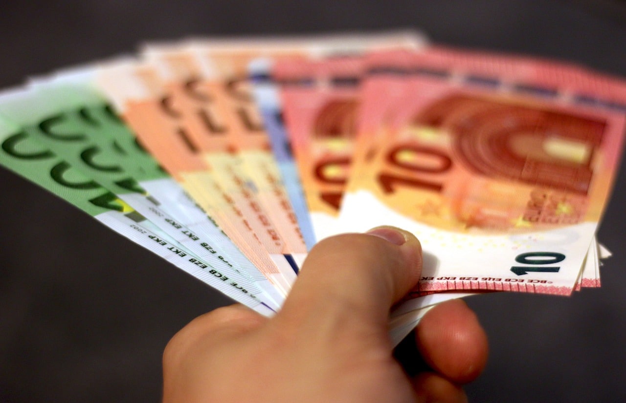 Congres penal la Romexpo. Președintele Iohannis încalcă Constituția prin susținerea fățișă a candidatului Cîțu, iar Florin Cîțu încalcă legea prin mituirea primarilor PNL