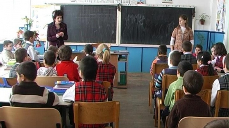 AUR cere renunțarea la cota de 60% de cadre didactice vaccinate: este ilegală!