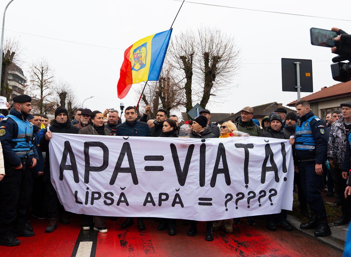 Curtea de Argeș, lăsată fără apă potabilă de propriul stat. Peste 1.000 de argeșeni au ieșit în stradă alături de AUR pentru un drept fundamental