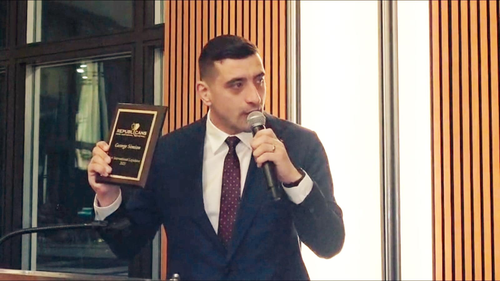 George Simion, premiat în SUA pentru apărarea libertății de exprimare. AUR prezintă membrilor Congresului raportul privind anularea alegerilor