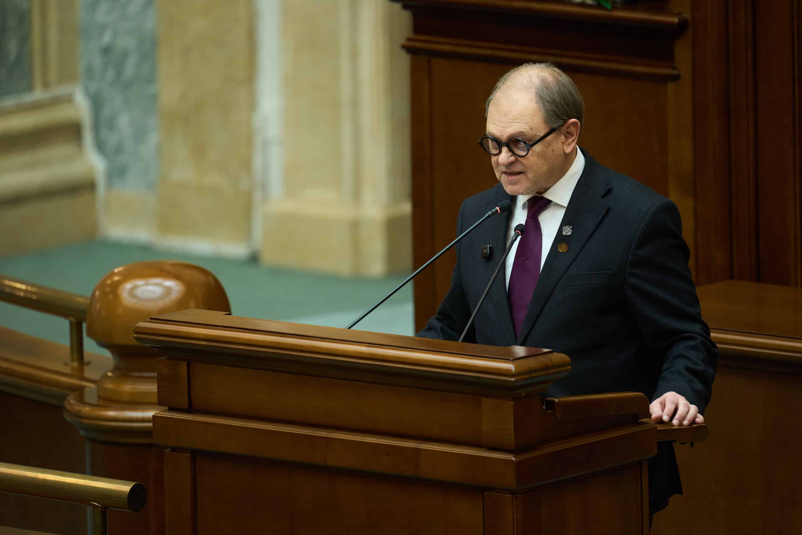 Dîrlău Andrei Emil – Interpelare – CINE VA CONTROLA AGRICULTURA ROMÂNEASCA: FERMIERII ROMÂNI SAU CORPORAȚIILE DE BIOTEHNOLOGIE?